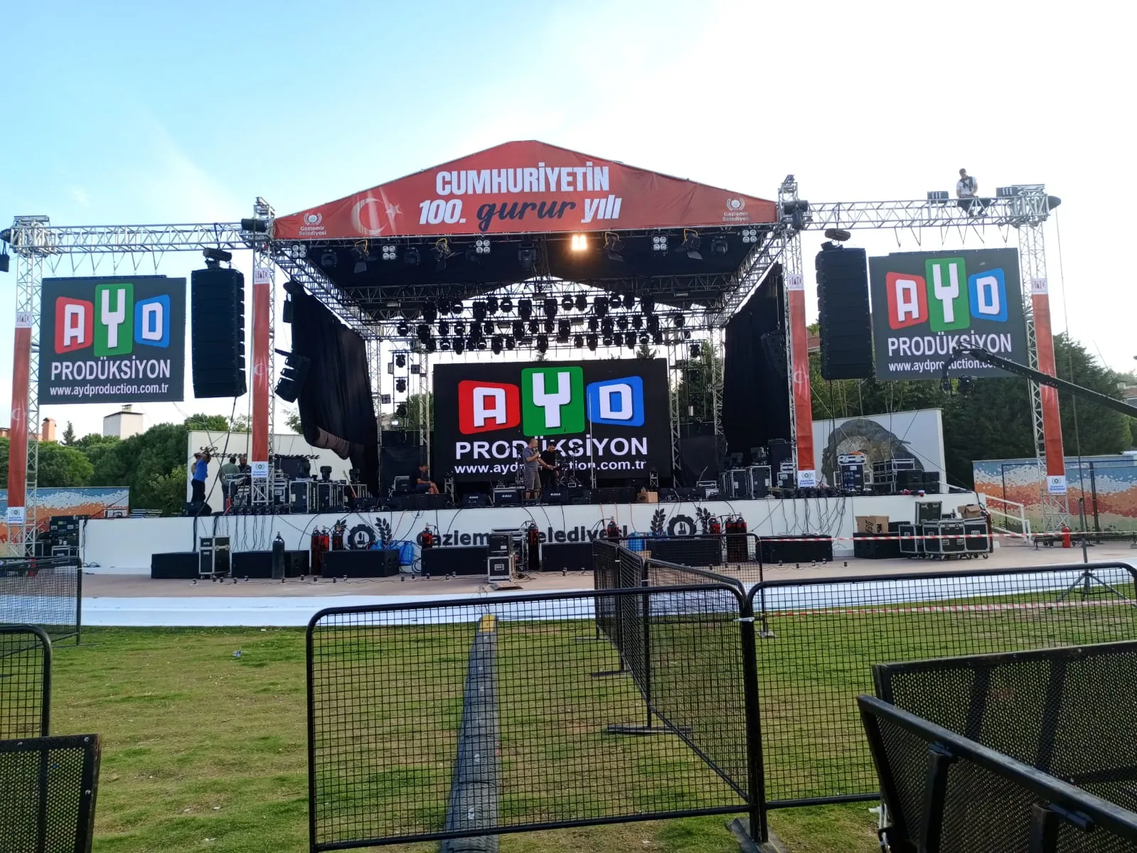 Açık hava konser sahnesi outdoor LED ekran kurulumu